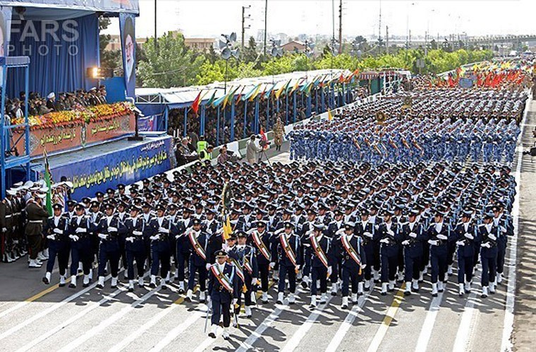 Cuộc duyệt binh có sự tham gia của nhiều sắc lính lực lượng vũ trang Iran và nhiều binh khí kỹ thuật tối tân do nước này tự sản xuất.